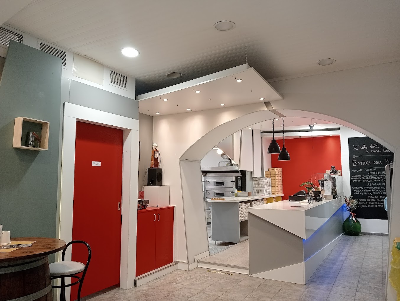 Interno del locale con forno a legna