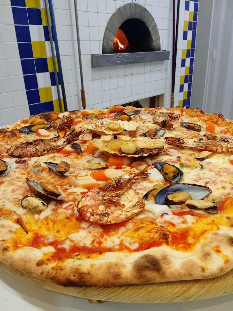 Pizza con prosciutto e ingredienti speciali